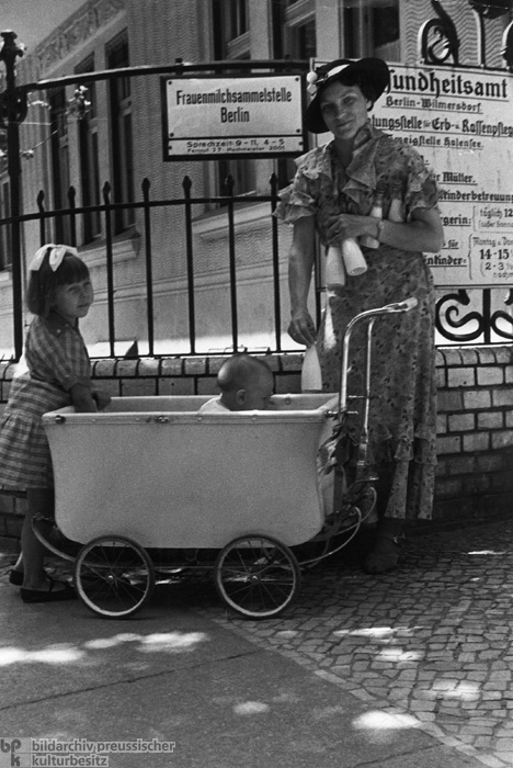 Frau mit zwei Kindern vor der Frauenmilchsammelstelle des Gesundheitsamtes in Berlin-Wilmersdorf (1936)